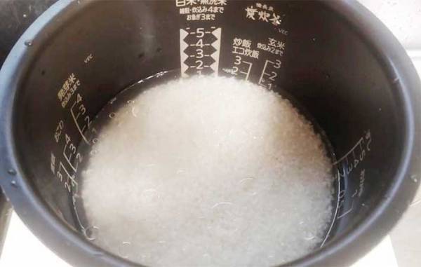 自宅で作るおにぎりはベタつく…　『あれ』をちょっと入れるだけで？　「手につかない」「うまい！」