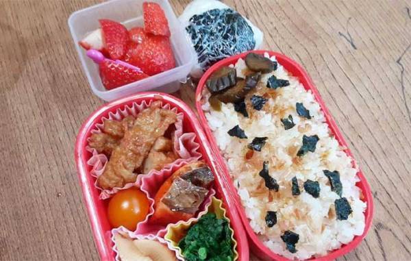 自宅で作るおにぎりはベタつく…　『あれ』をちょっと入れるだけで？　「手につかない」「うまい！」