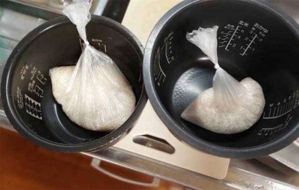 自宅で作るおにぎりはベタつく…　『あれ』をちょっと入れるだけで？　「手につかない」「うまい！」