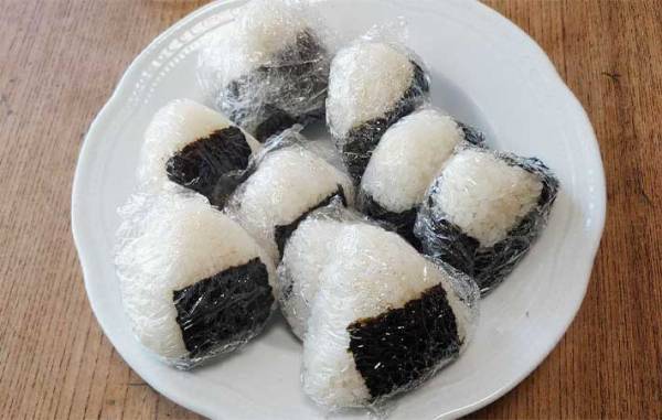 自宅で作るおにぎりはベタつく…　『あれ』をちょっと入れるだけで？　「手につかない」「うまい！」