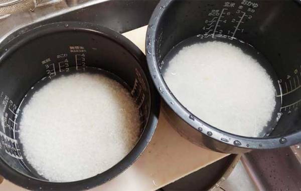 自宅で作るおにぎりはベタつく…　『あれ』をちょっと入れるだけで？　「手につかない」「うまい！」