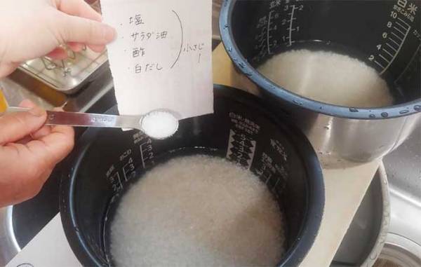 自宅で作るおにぎりはベタつく…　『あれ』をちょっと入れるだけで？　「手につかない」「うまい！」