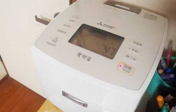 自宅で作るおにぎりはベタつく…　『あれ』をちょっと入れるだけで？　「手につかない」「うまい！」