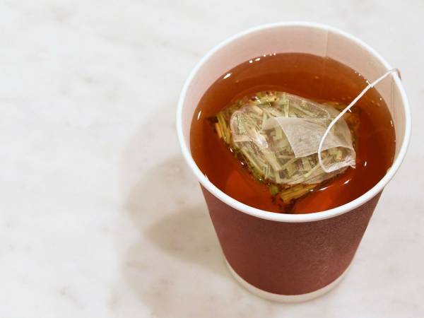 紙コップにティーバッグの持ち手が入らなくなる発想法に「すばらしい」「ナイスアイディア」