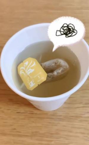 紙コップにティーバッグの持ち手が入らなくなる発想法に「すばらしい」「ナイスアイディア」