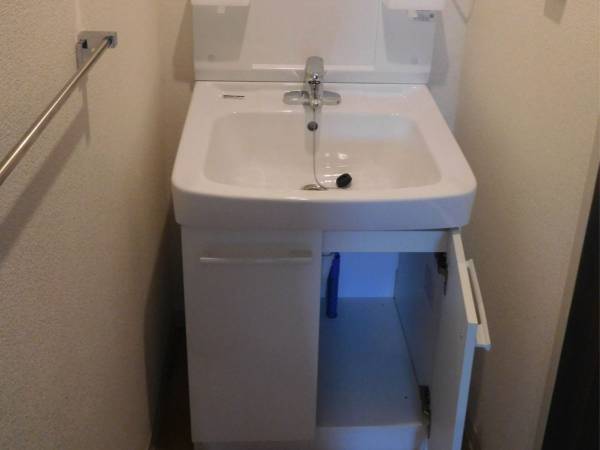 狭い洗面台も工夫次第でこんなに整う！　スペースを最大限活用できるアイテム