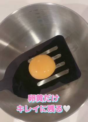 フライ返し万能すぎ！　卵白と卵黄を一瞬できれいに分ける方法に「これすごい」「グッドアイディア」
