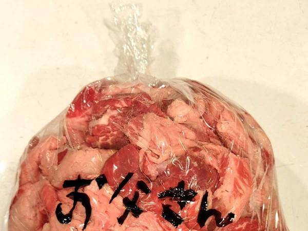 「怖いって」「笑いすぎて苦しい」　ビニール袋に詰まった肉…書かれた文字にギョッとする