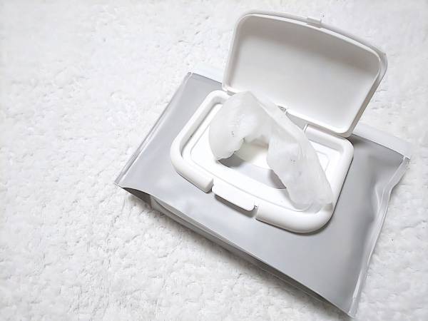 「スゲー天才」「すぐできる！」　ウェットティッシュを１枚ずつ取り出せる方法が画期的