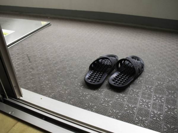 ベランダのサンダルが埃だらけにならない方法に「面白い」「便利」