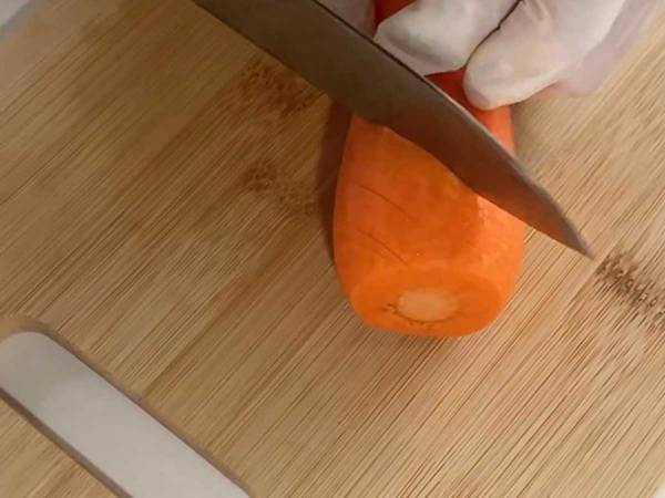 スライサーなしでもできる！　面倒なニンジンの千切りを簡単に済ませる裏技に「これやります」