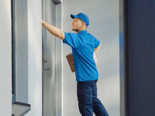 「爆笑した」「動きもまるで…」　荷物を届けにきた配達員に、ずっと吠え続けているのは？