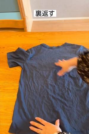 半袖Tシャツのスマートなたたみ方に「やってみる！」　誰でもできる簡単技が目からウロコ