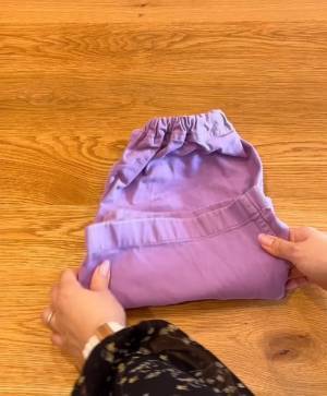 半袖Tシャツのスマートなたたみ方に「やってみる！」　誰でもできる簡単技が目からウロコ