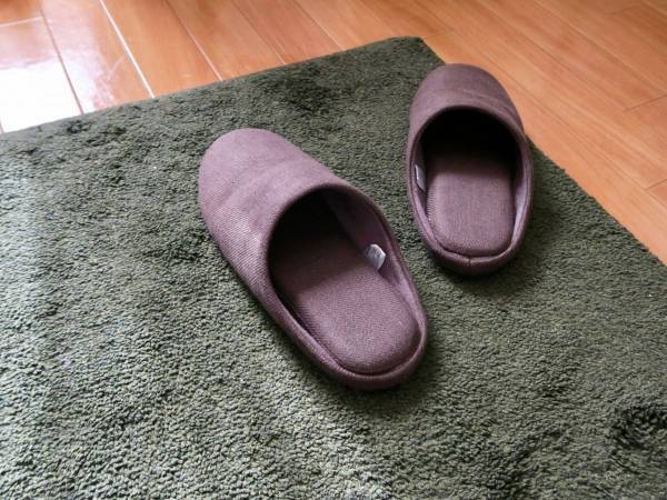 スリッパの「衣替え」は家にある物でできる！　要らないアレを有効活用する方法が「すごすぎ」