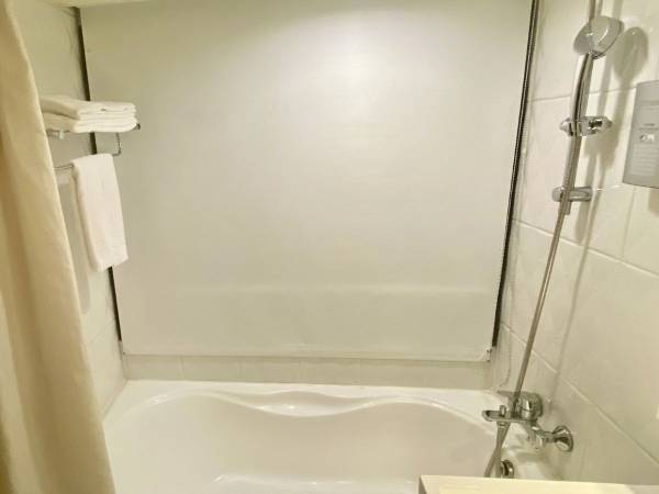 浴室の水垢を除去するならアレを活用！　サッとピカピカにできる便利アイテムとは