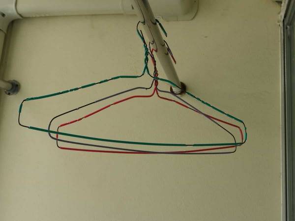 クリーニング出すと増える針金ハンガー　意外な活用術に「やってみます！」