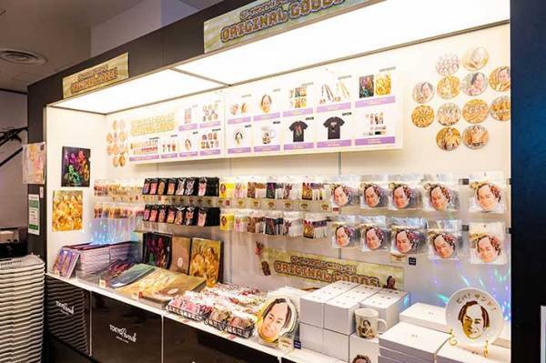 SNSで話題沸騰の『マツケンサンバカフェ』　想像以上に『上様』がいた