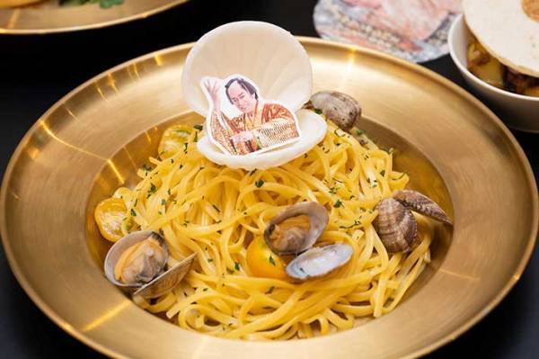 SNSで話題沸騰の『マツケンサンバカフェ』　想像以上に『上様』がいた