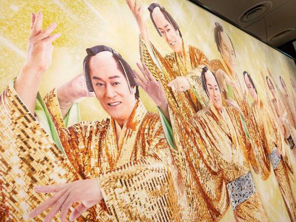 SNSで話題沸騰の『マツケンサンバカフェ』　想像以上に『上様』がいた