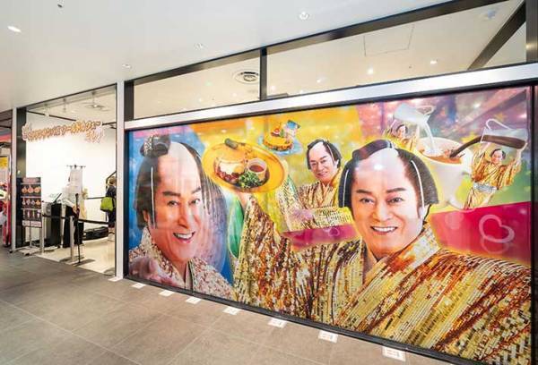 SNSで話題沸騰の『マツケンサンバカフェ』　想像以上に『上様』がいた