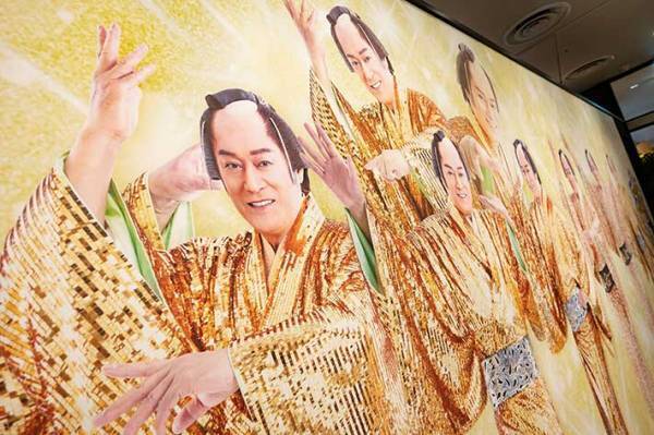 SNSで話題沸騰の『マツケンサンバカフェ』　想像以上に『上様』がいた