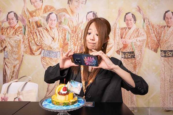 SNSで話題沸騰の『マツケンサンバカフェ』　想像以上に『上様』がいた