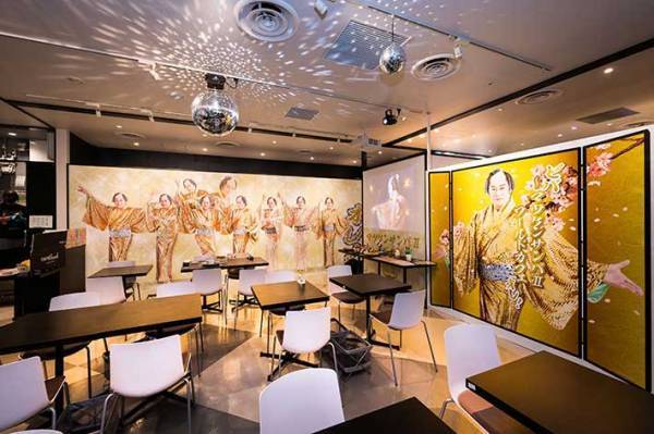 SNSで話題沸騰の『マツケンサンバカフェ』　想像以上に『上様』がいた