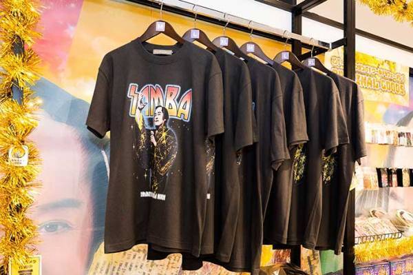 SNSで話題沸騰の『マツケンサンバカフェ』　想像以上に『上様』がいた