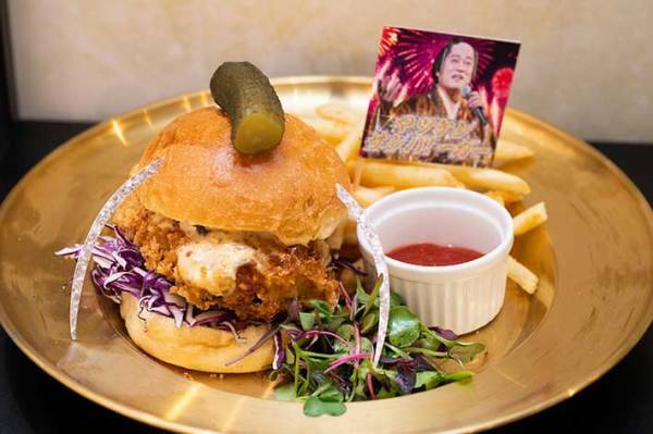 SNSで話題沸騰の『マツケンサンバカフェ』　想像以上に『上様』がいた