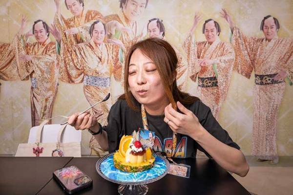 SNSで話題沸騰の『マツケンサンバカフェ』　想像以上に『上様』がいた