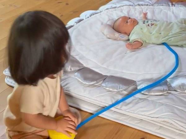 赤ちゃんの弟と遊びたい姉　早く大きくするために、取った行動が？　「かわいすぎ」「何度も観ちゃう」