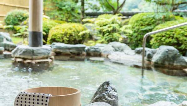 アクセサリーをつけて温泉に入ったら、色が黒く変色…　『元の色に戻す方法』に「知らなかった」「納得」