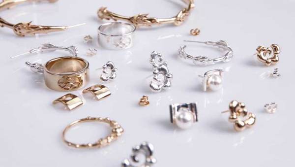 アクセサリーをつけて温泉に入ったら、色が黒く変色…　『元の色に戻す方法』に「知らなかった」「納得」