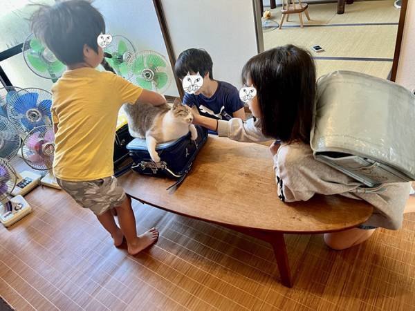 小学生が『登校を阻止』される事態が発生！　平日朝の光景に「一生見ていたい」「これが平和か」