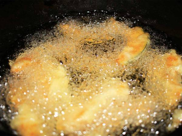 天ぷら調理中に、火が上がってしまったら？　消防庁の注意喚起に「怖すぎる」「絶対やらない」