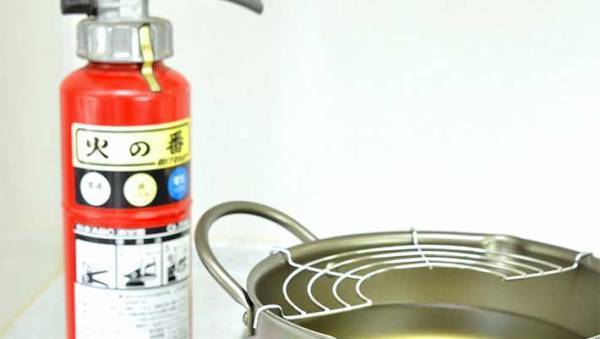 天ぷら調理中に、火が上がってしまったら？　消防庁の注意喚起に「怖すぎる」「絶対やらない」