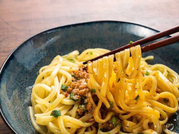 「簡単すぎ！」　鍋もフライパンも使わない『台湾まぜそば風うどん』の作り方