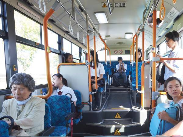 満員バスで席を譲った女性　すると、おじいさんが大声で？