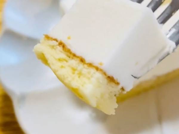 はちみつシロップしみしみ！　業務スーパー「ハニーレモンフロマージュ」が驚きの口どけ