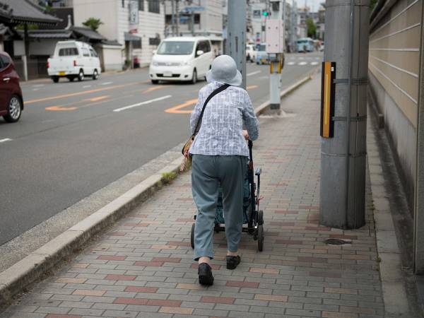 事故現場に花を置く男性　通りすがりのおばさんが、驚愕して逃げ去ったワケとは…！？