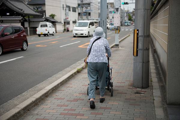 事故現場に花を置く男性　通りすがりのおばさんが、驚愕して逃げ去ったワケとは…！？