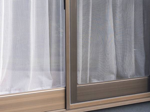 必要なのはタオルと掃除機と、ダンボール！　網戸の簡単なのにすっきり掃除方法