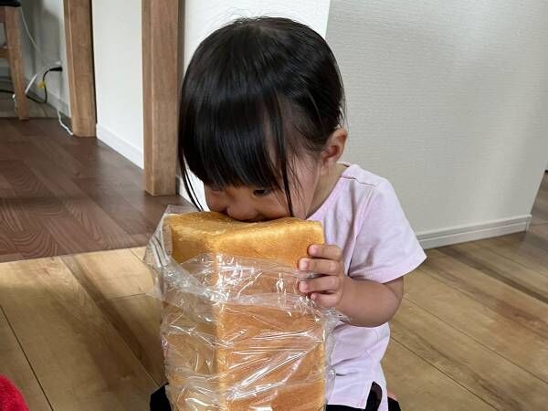 「パン食べるー」と娘　親が切り分けようとするも聞かず、その結果がコチラ
