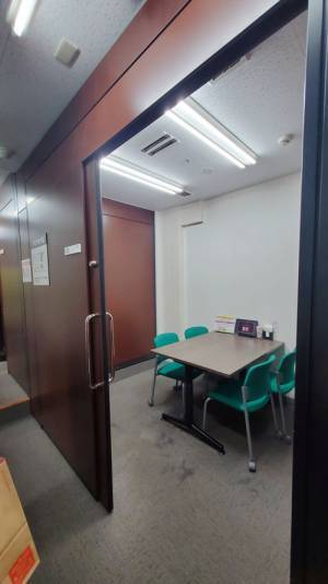 コメダ店員の案内に、客「まじおもしろい！」　満席時に通された席は、まさかの？