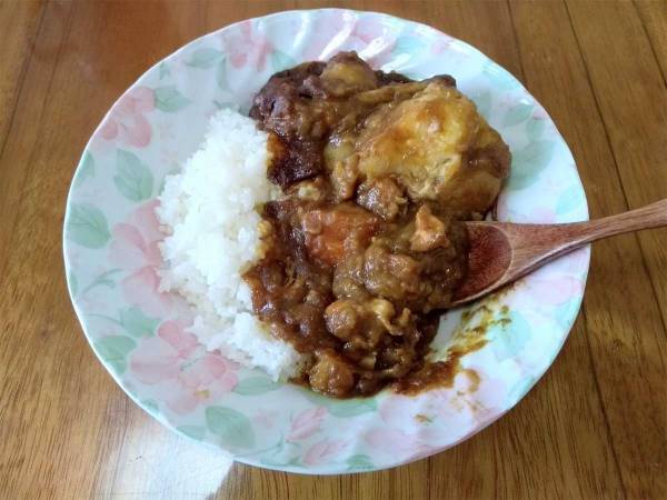 ルーと米を盛った皿を持つ母「今晩はカレーライスよ！」　このセリフに隠された『謎』が分かる？