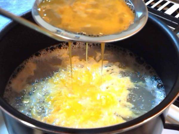 ふわふわのかきたまを作る料理テクが「賢すぎる」　あの調理器具を使うだけで？