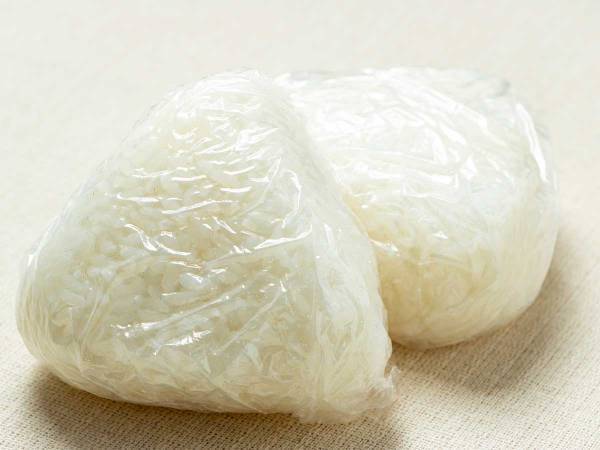 中に何も入ってないおにぎり　食べる手が止まらなくなる裏技に「ヤバい」「絶対作る」