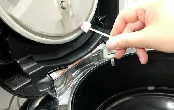 掃除しにくいキッチン家電の隙間　『ダイソーの棒』できれいにできちゃうんです！