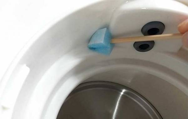 掃除しにくいキッチン家電の隙間　『ダイソーの棒』できれいにできちゃうんです！